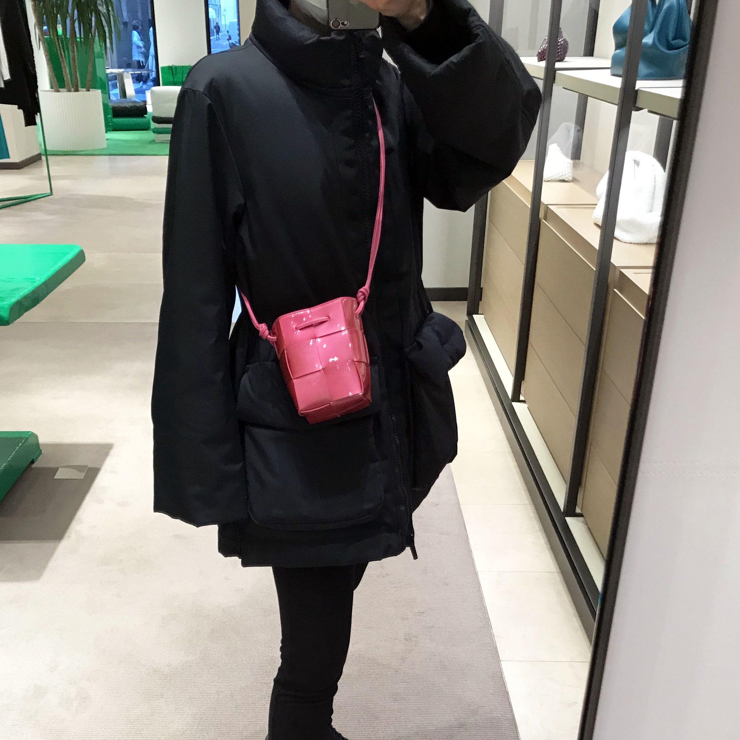 10万円前後で手に入ると話題！ボッテガヴェネタの人気「カセット