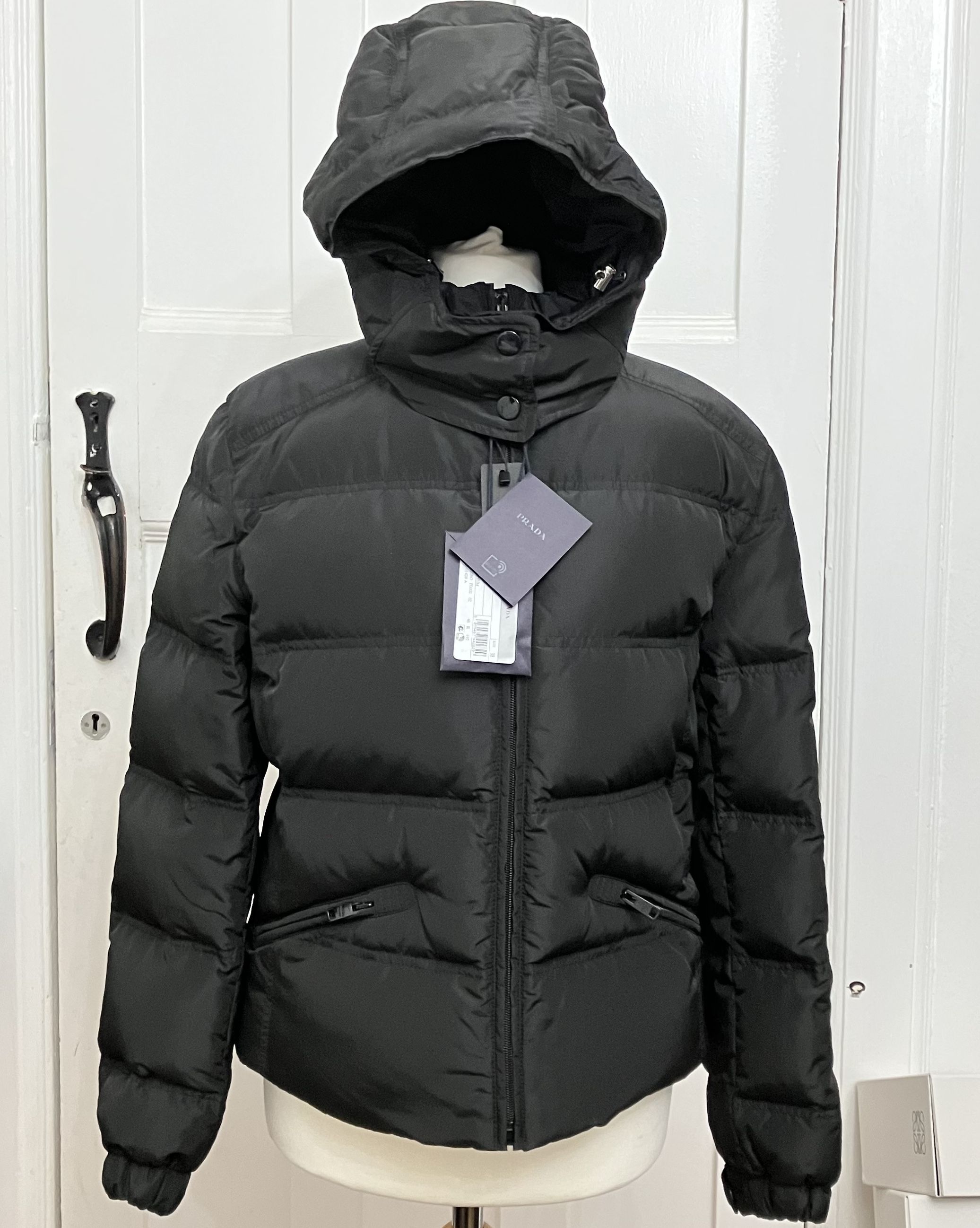 三角ロゴがポイント！PRADA(プラダ)のダウンジャケットが使える！【BUYMA】