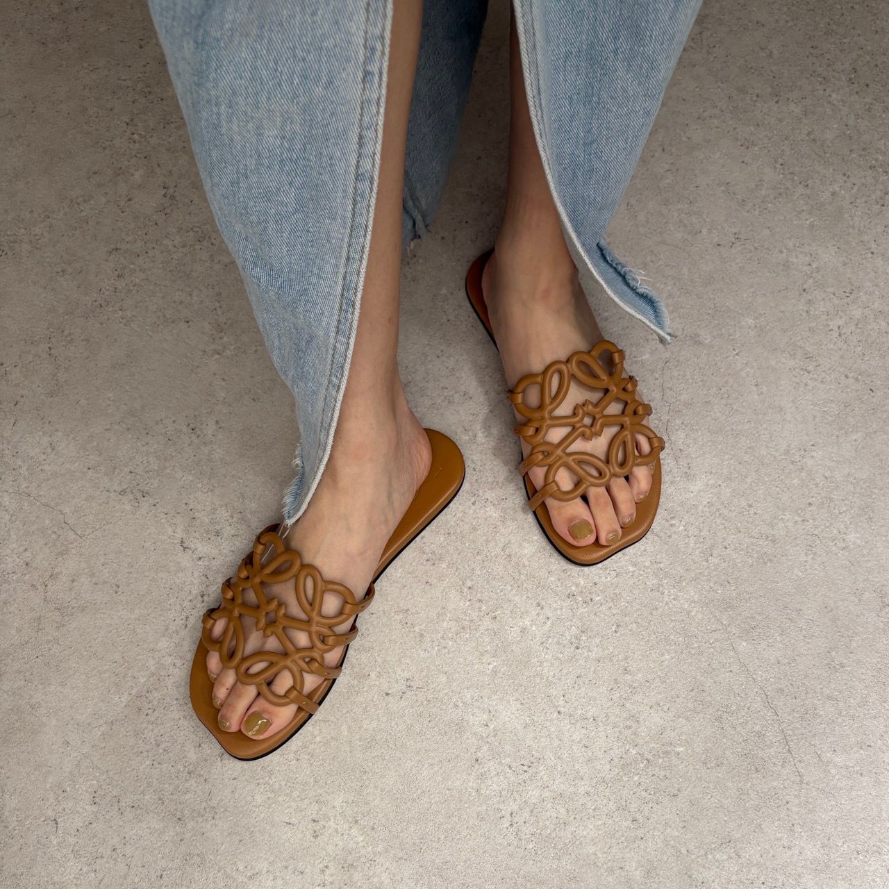 最旬！LOEWE(ロエベ)の新作レザーサンダル【BUYMA】