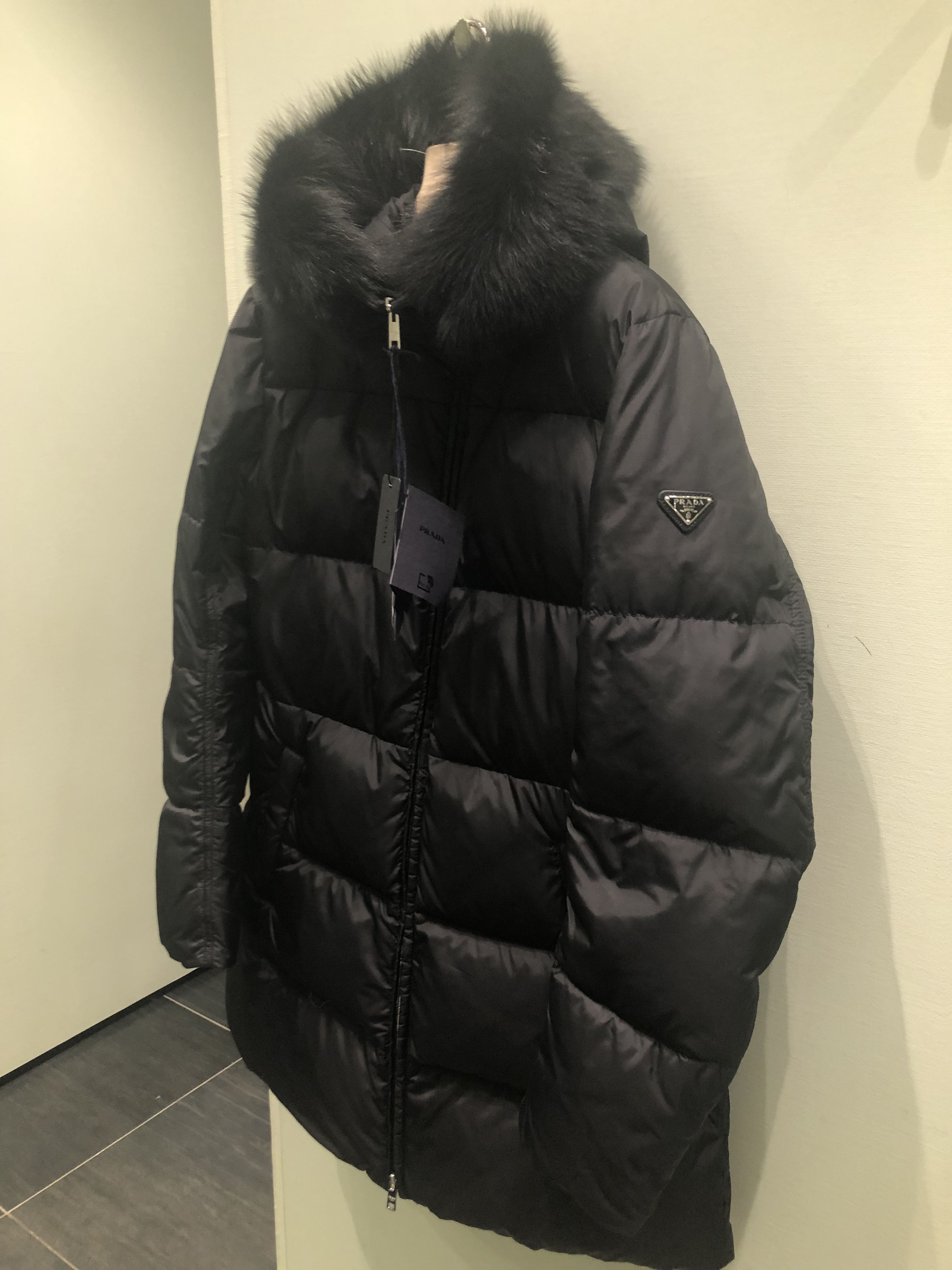 三角ロゴがポイント！PRADA(プラダ)のダウンジャケットが使える！【BUYMA】