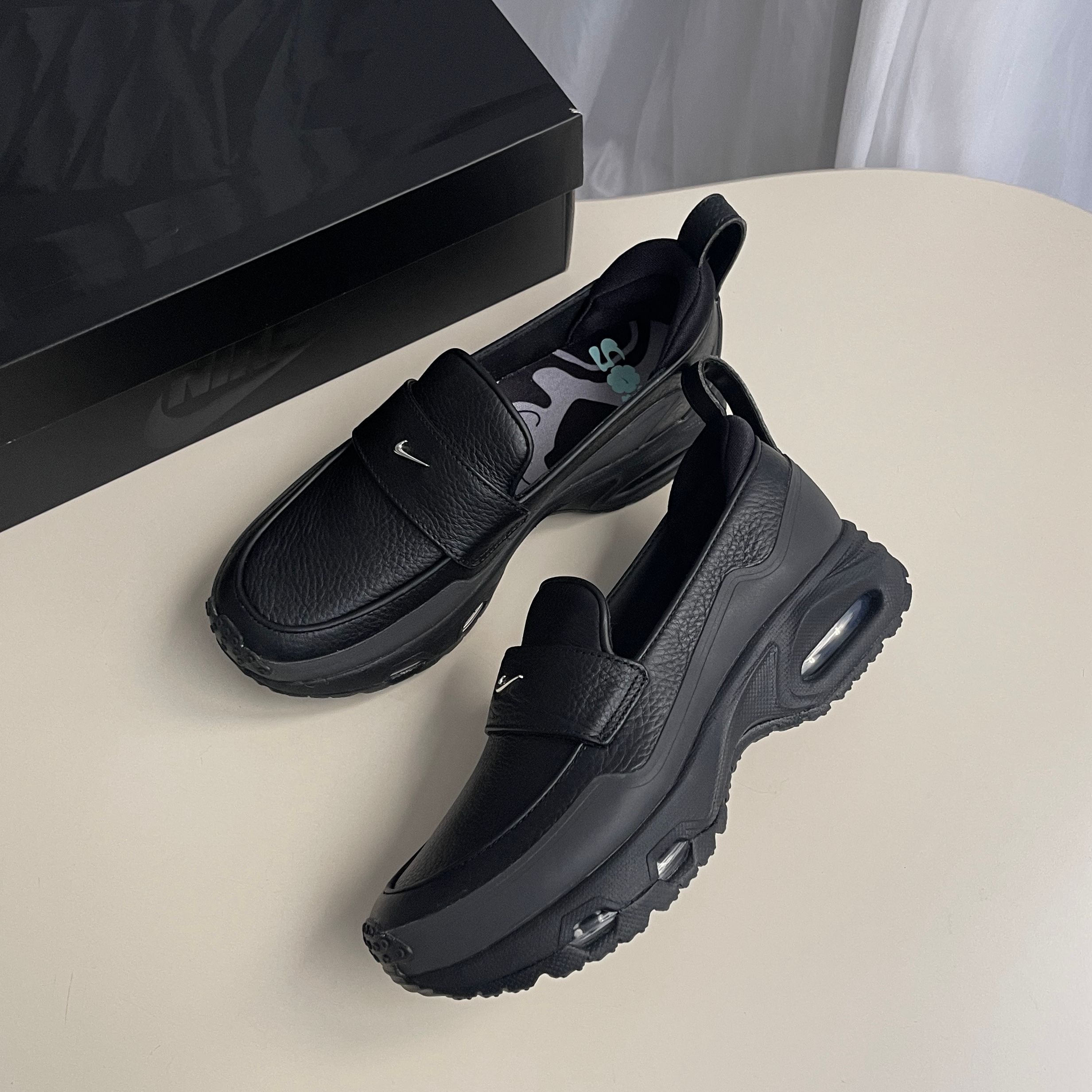 新色ボルドーも登場！NIKE初のローファー型スニーカー「AIR MAX