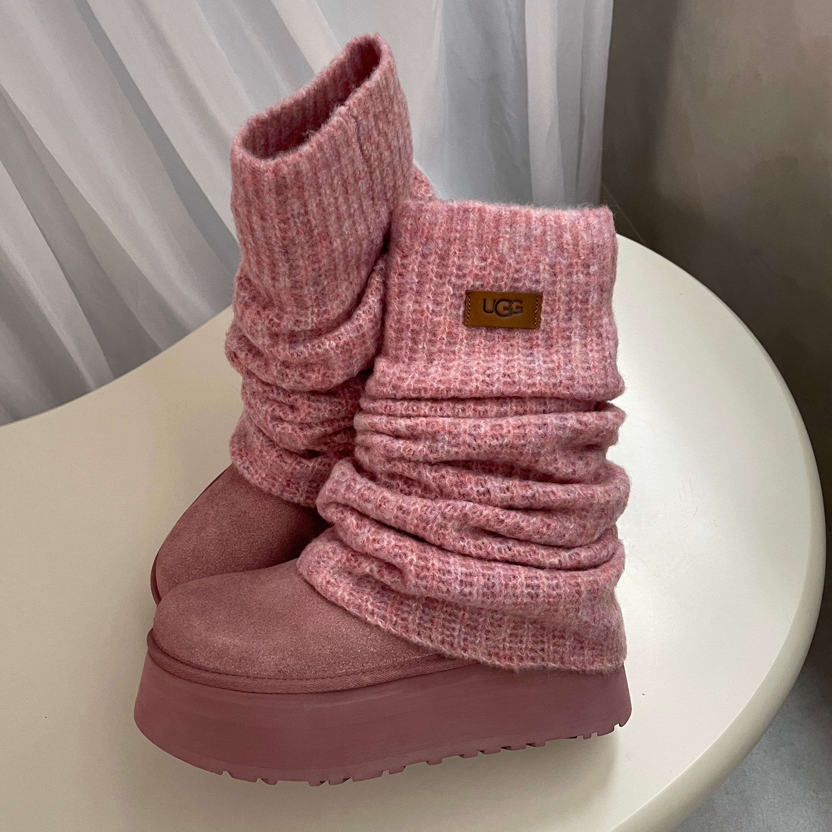 海外限定】UGG(アグ)の「Classic Mini Dipper Legwarmer」がBUYMAで手