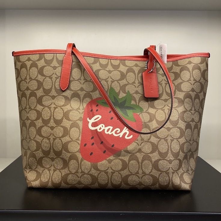 いちご柄がキュートなCoach(コーチ)のアイテムに注目！お得なセール