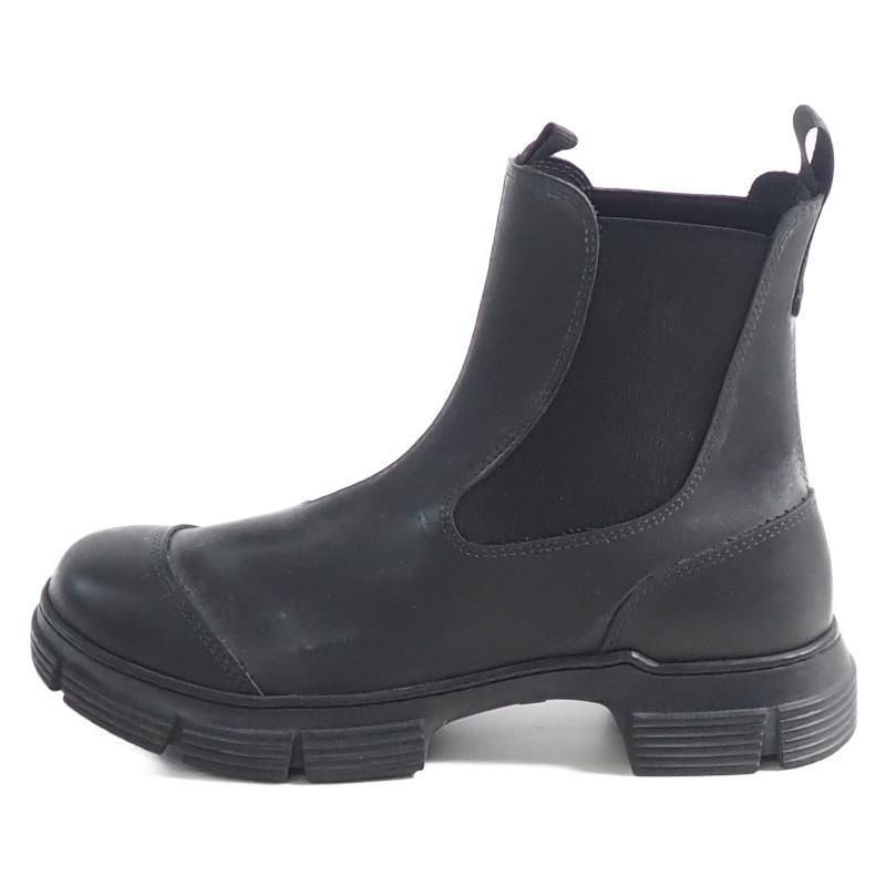 優秀すぎると話題沸騰！「Ganni(ガニー)」のラバーブーツをご紹介