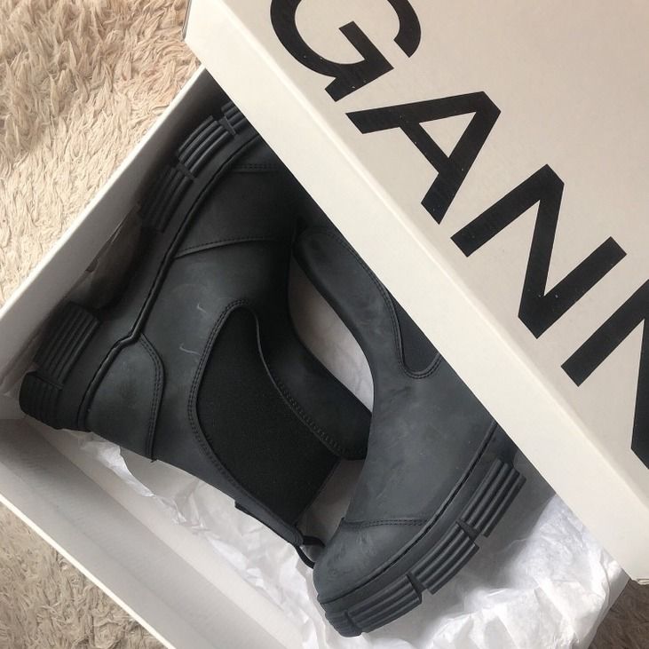 優秀すぎると話題沸騰！「Ganni(ガニー)」のラバーブーツをご紹介