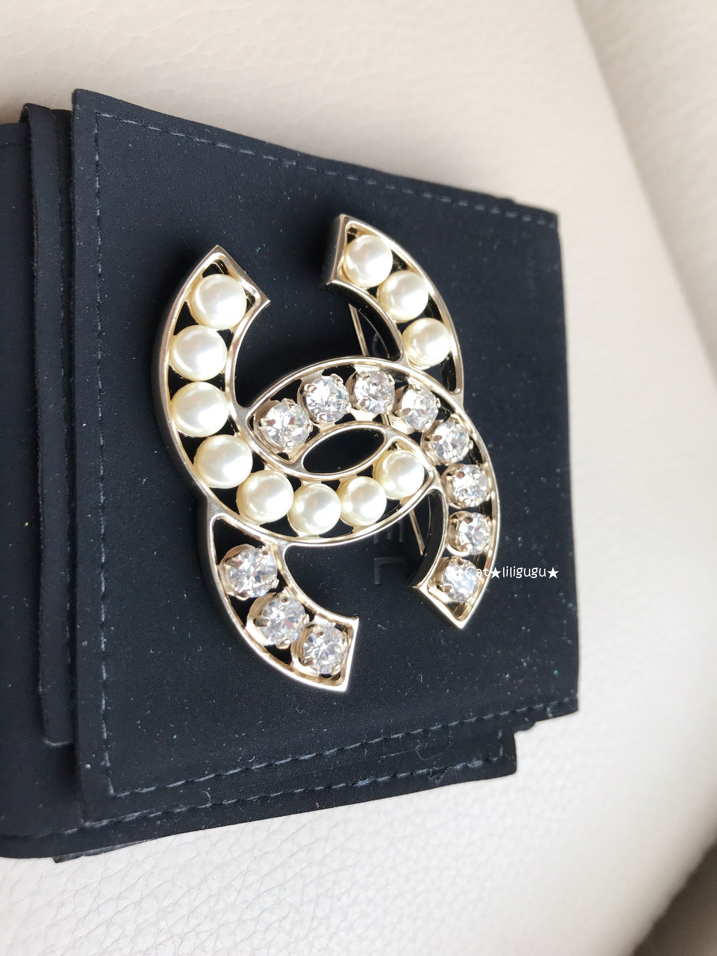 シャネル)A85331☆CCロゴパール キラキラ ブローチ☆ゴールド (CHANEL