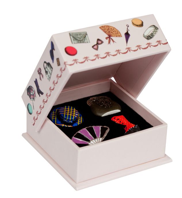 即発 LADUREE ラデュレ 限定 陶器 フェーブ 4コ 2013年 マカロン