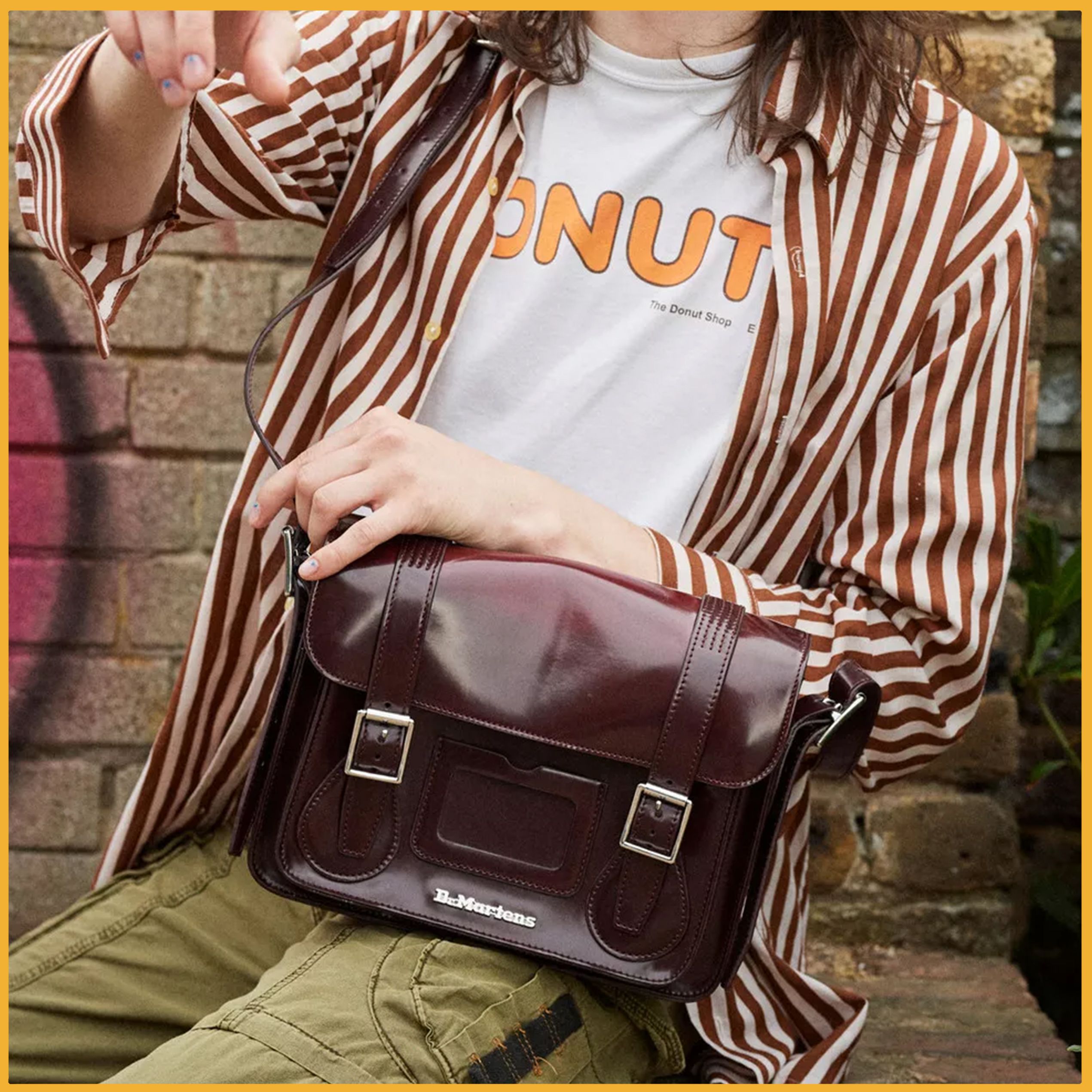 Dr. Martens VEGAN | チェリーレッドのスタイリッシュバッグ (Dr