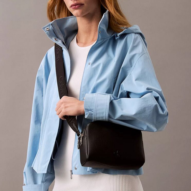 Calvin Klein CKエンボス加工ロゴ レザー カメラバッグ 男女兼用