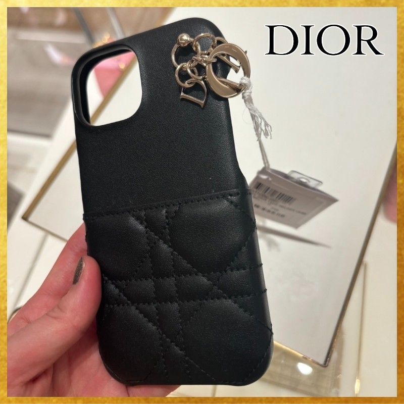 国内発送】 DIOR《Lady Dior》iPhone 15 / 15 Pro ケース (Dior