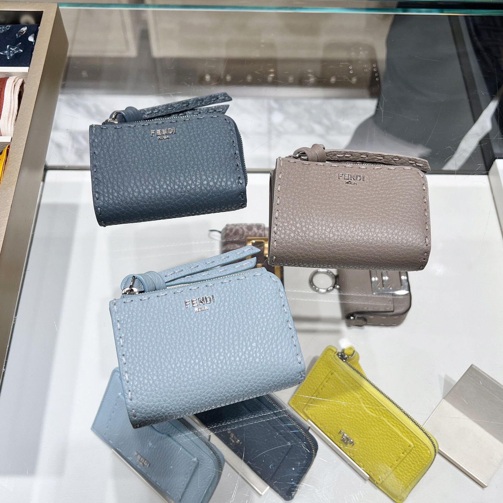 可愛い♡】☆FENDI☆ ピーカブー マイクロ 三つ折り財布 (FENDI