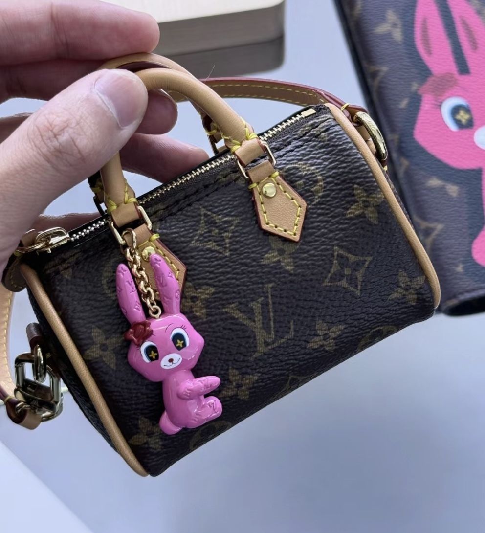 うさちゃん付きのミニミニバッグが LouisVuitton バッグチャーム