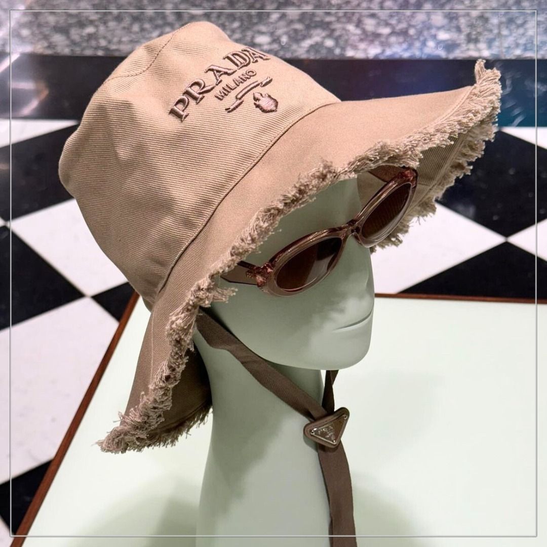 話題 PRADA◇ドリル つば広 フリンジ バケハ ストラップ付 ロゴ (PRADA