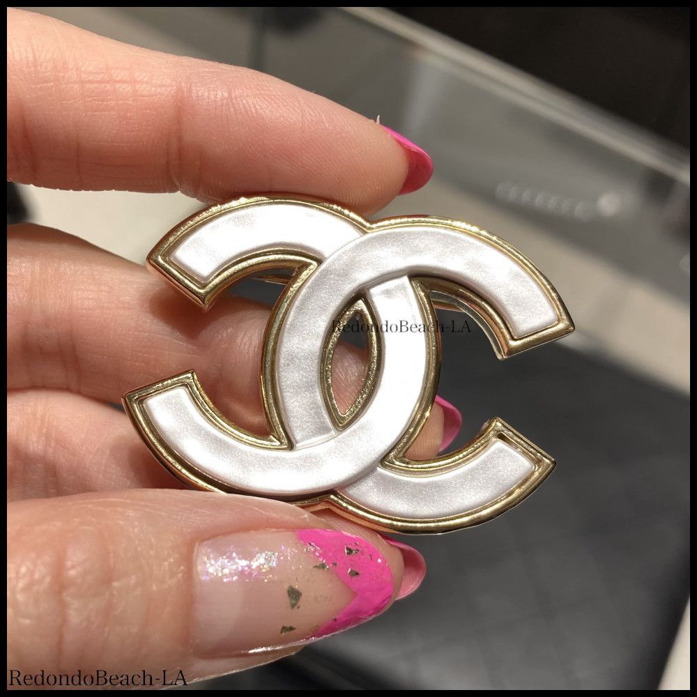 清純ホワイトでエレガント】CHANEL☆ブローチ☆季節限定品 (CHANEL