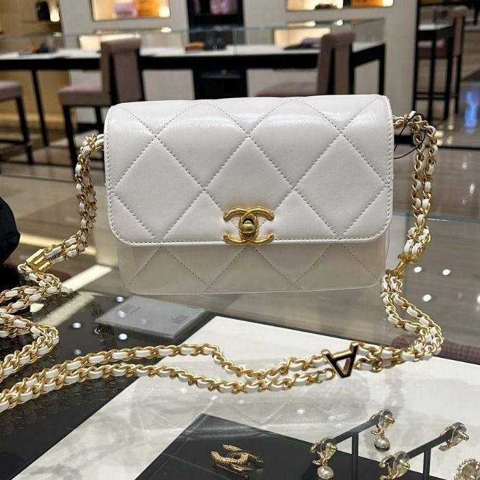 シャネル】ミニ フラップ バッグ ラムスキン & エナメル (CHANEL