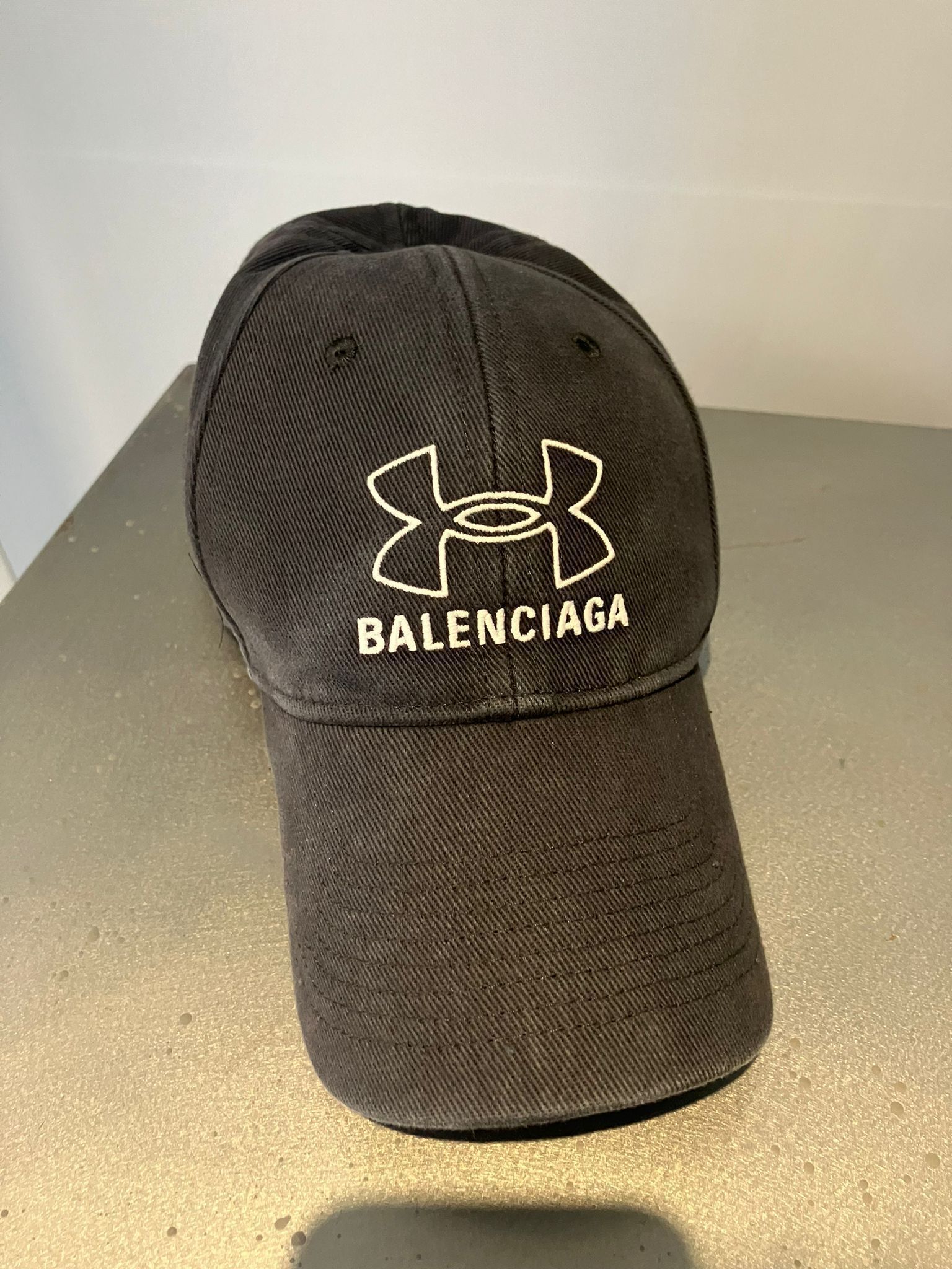 BALENCIAGA】ロゴ UNDER ARMOUR ベースボールキャップ (BALENCIAGA