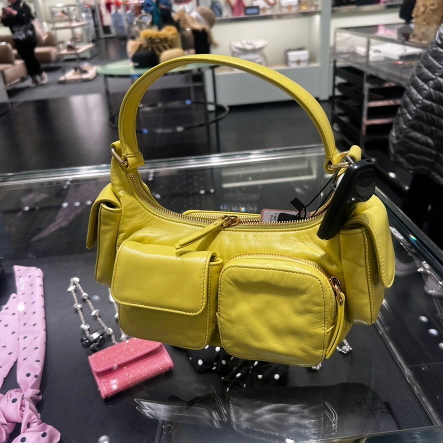 MIU MIU】セール！可愛い レザー マルチポケット ショルダー (MiuMiu