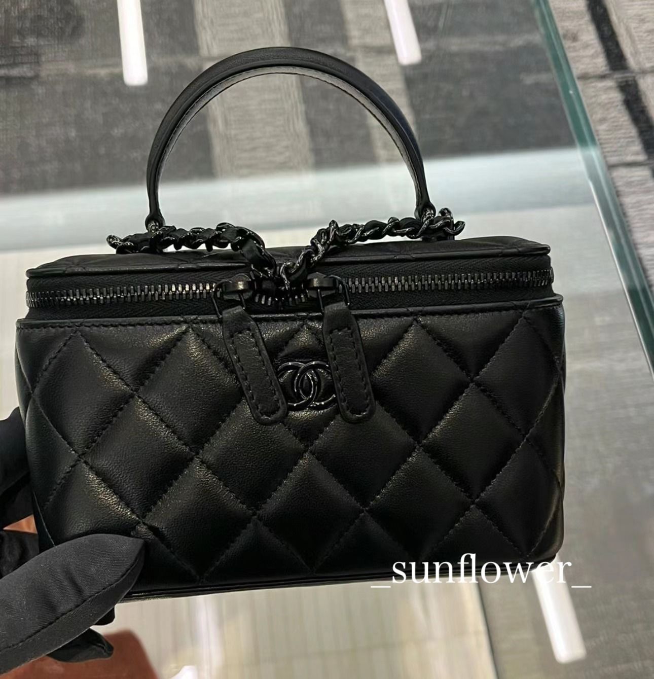 シャネル 24A トップハンドル バニティバッグ オールブラック (CHANEL