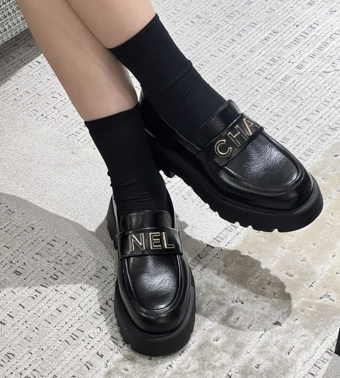 両足でシャネルロゴが出現！厚底で足長効果 CHANEL ローファー (CHANEL