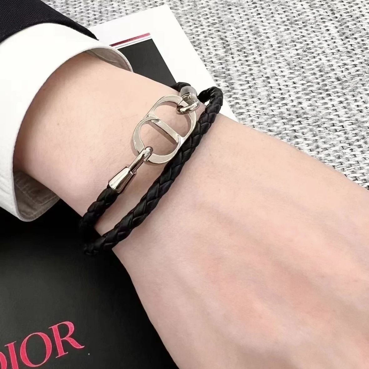 Coolに決まる【DIOR】CD Iconブレイドレザーダブルブレスレット (Dior