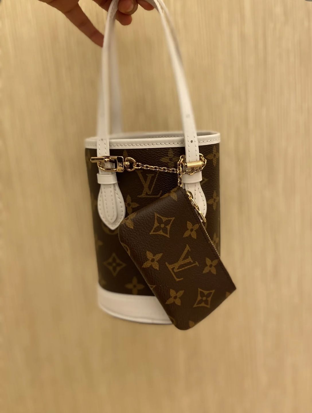 物が出し入れしやすいバケット型 Louis Vuitton ナノ・バケット (Louis