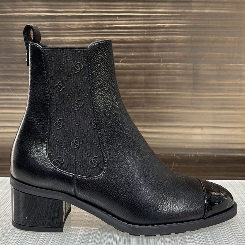 ボトムを選ばない エレガントな CHANELサイドゴアショートブーツ