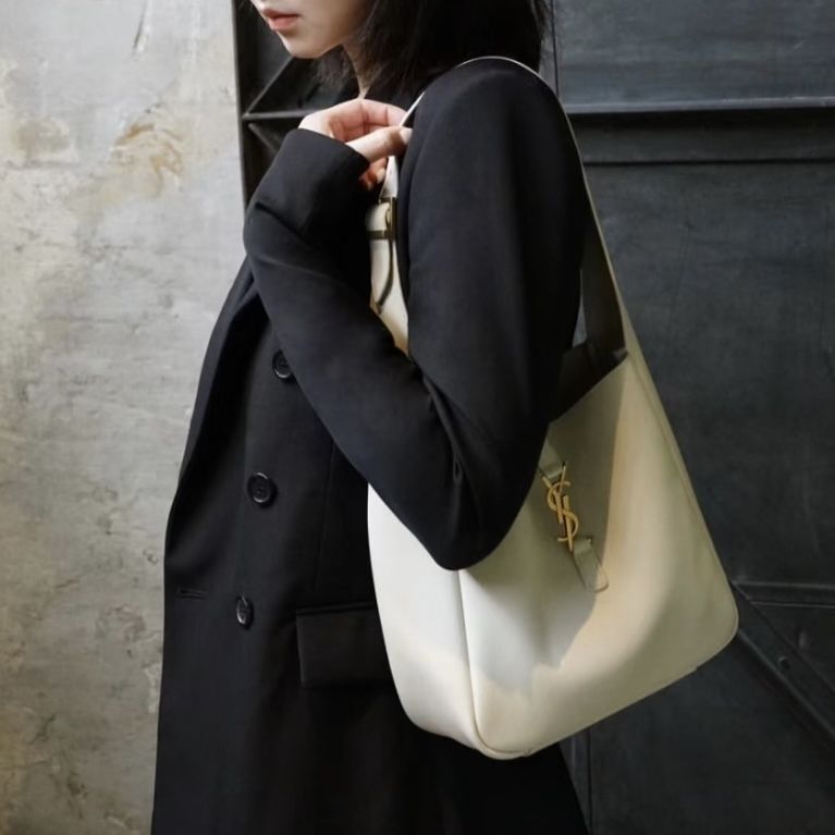 人気♪】YSL サンローラン ショルダーバッグ LE 5 A7 スモール (Saint