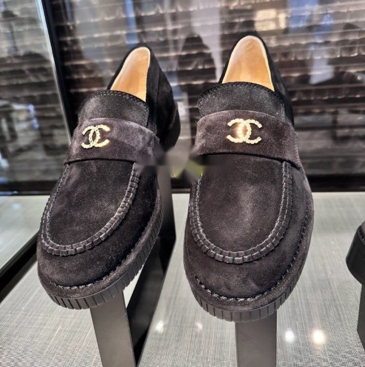 メンズライクなデザインではずしコーデに最適 CHANEL ローファー