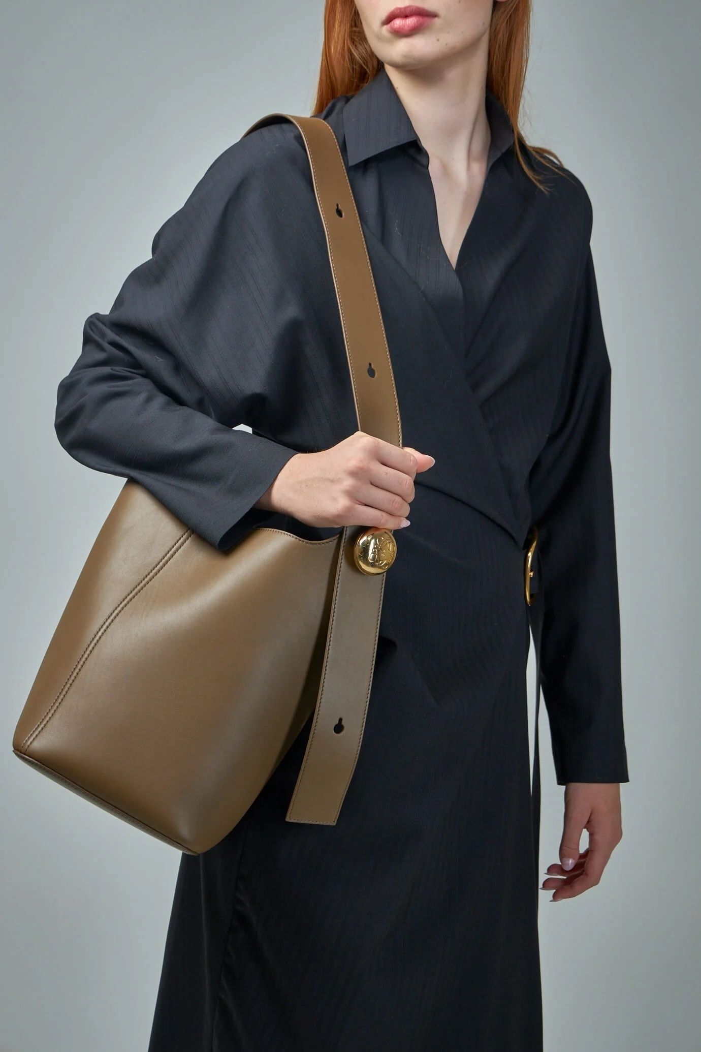 LOEWE ペブル バケットバッグ ミディアム ツンドラ (LOEWE/ショルダー