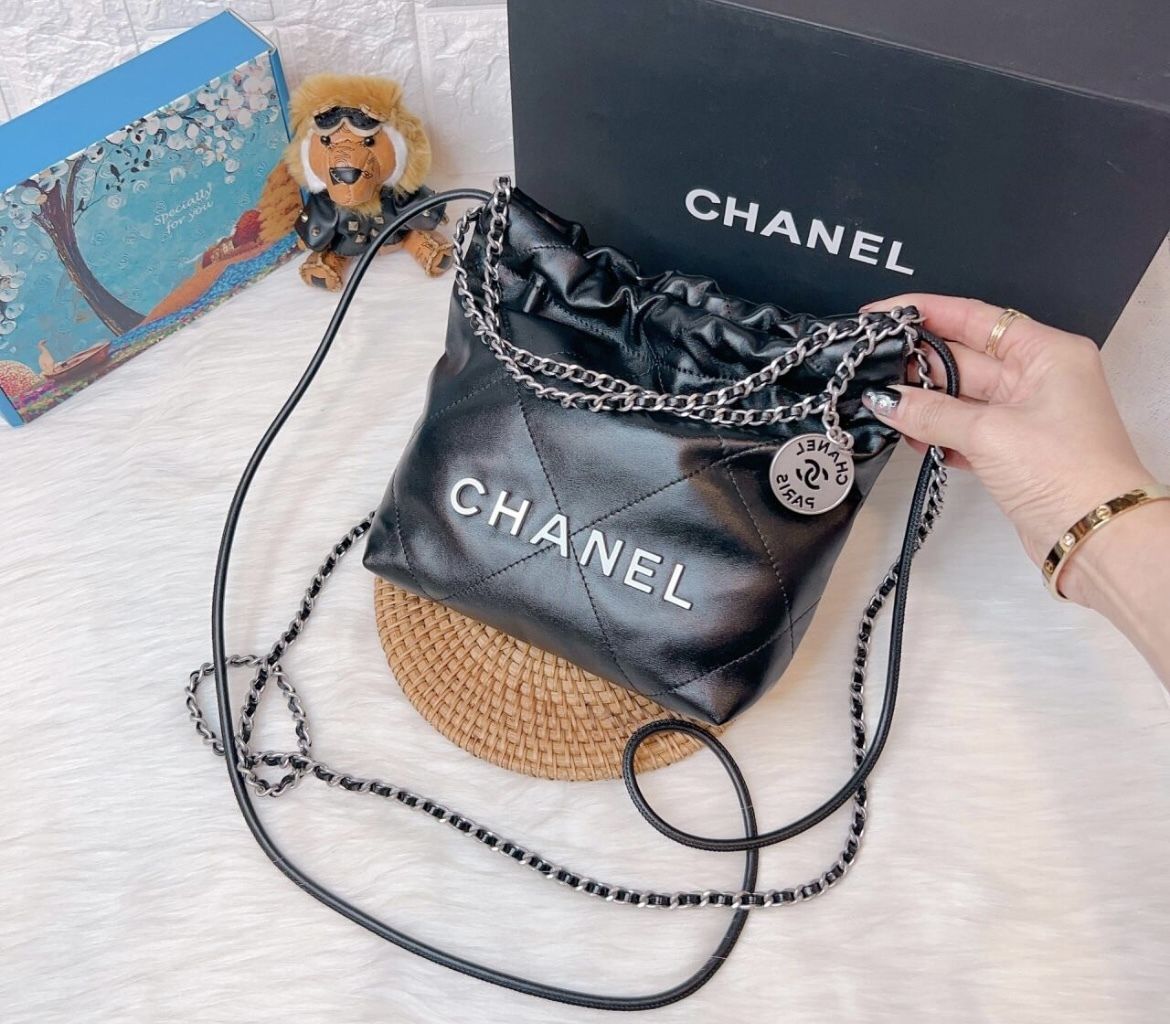 2WAYが嬉しい 小さいのに収納力抜群で優秀 CHANEL 22 ミニバック