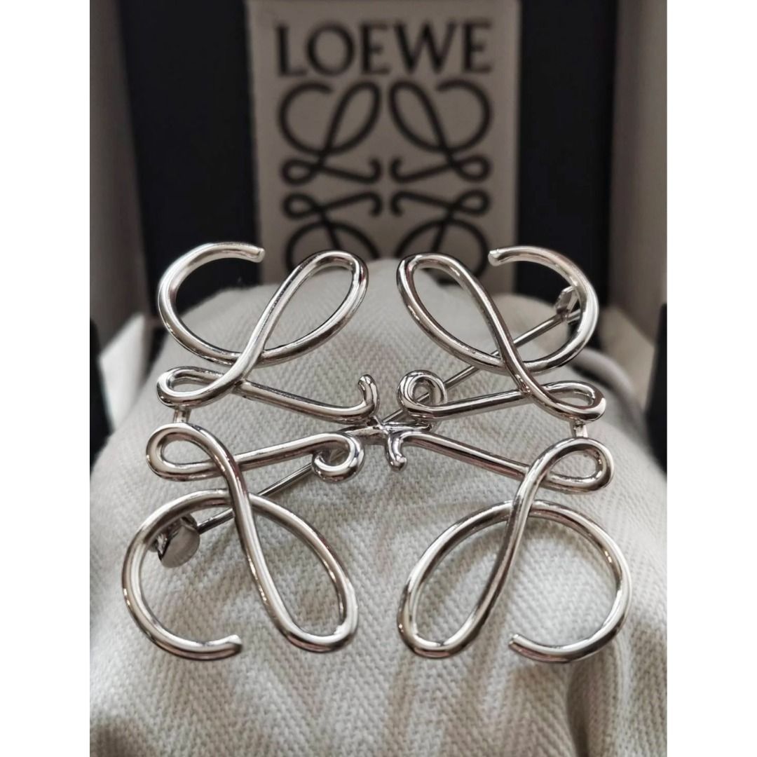 すぐ届く！定番 ブローチ LOEWE ロエベ アナグラム (LOEWE/ブローチ