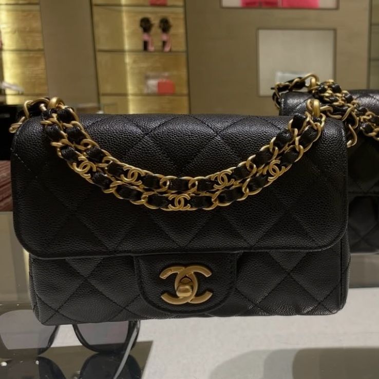 CCロゴのチェーンが可愛い♪ CHANEL ミニフラップバッグ 黒 (CHANEL