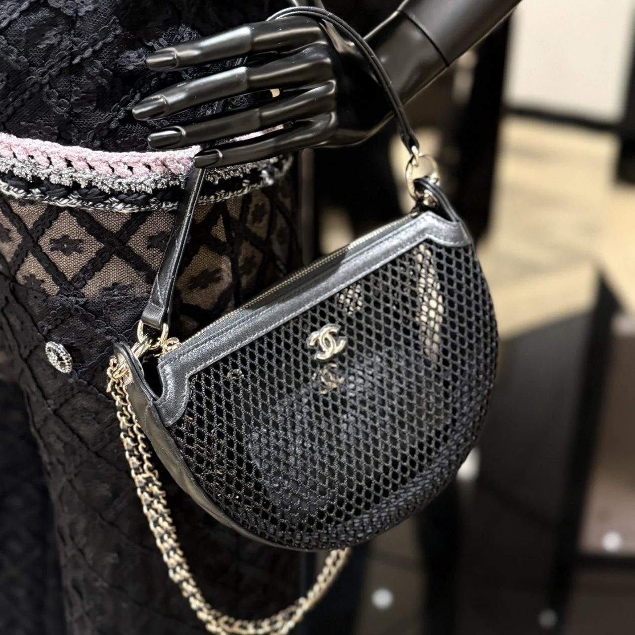 CHANEL】チェーン クラッチ バッグ メッシュ ミニポーチ付き (CHANEL