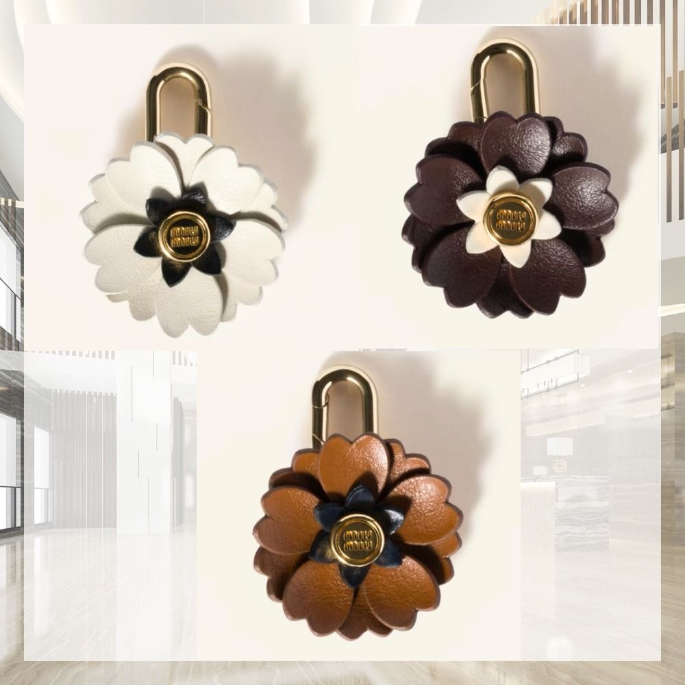 上品で可愛い》【MiuMiu】レザーマイクロトリック 花 フラワー (MiuMiu