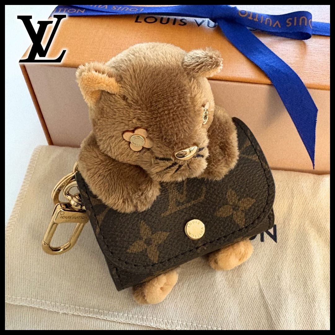 子猫がポーチを抱っこ♪】ルイヴィトン バッグチャーム ケース (Louis