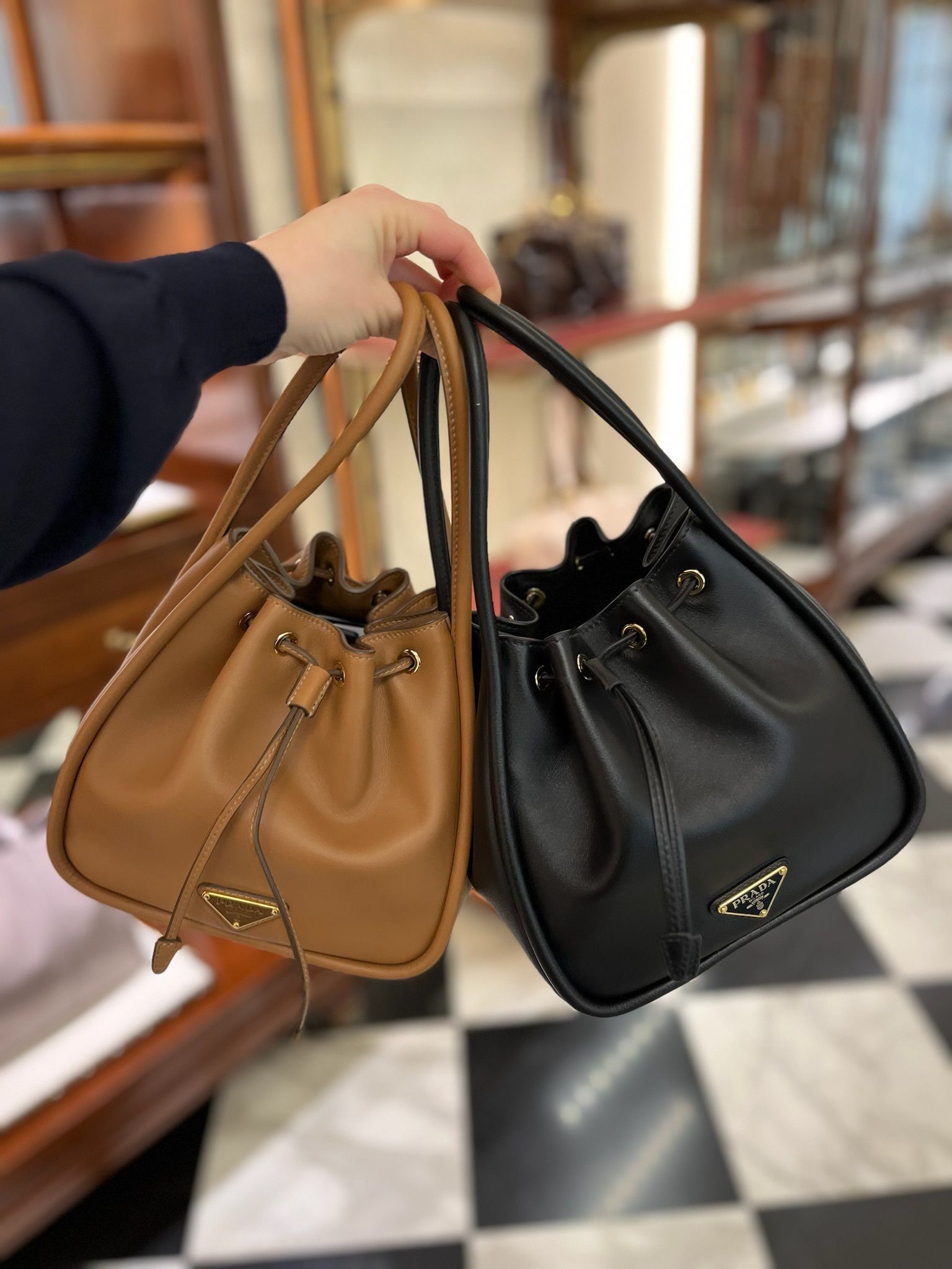 PRADA【入手困難】☆ダーリン レザー☆ミニバケット☆全色 (PRADA