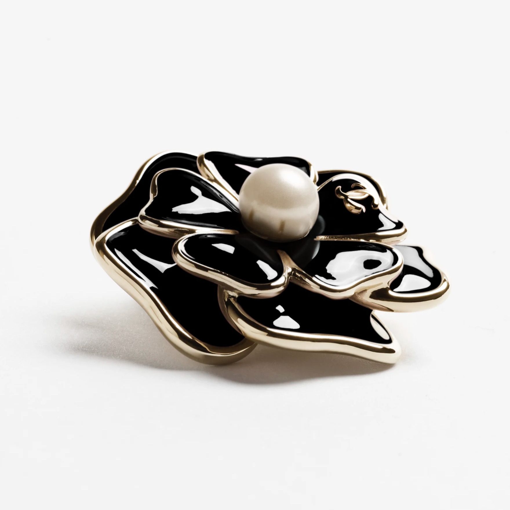 上品なカメリアブローチ【CHANEL】コーデのワンポイントに (CHANEL