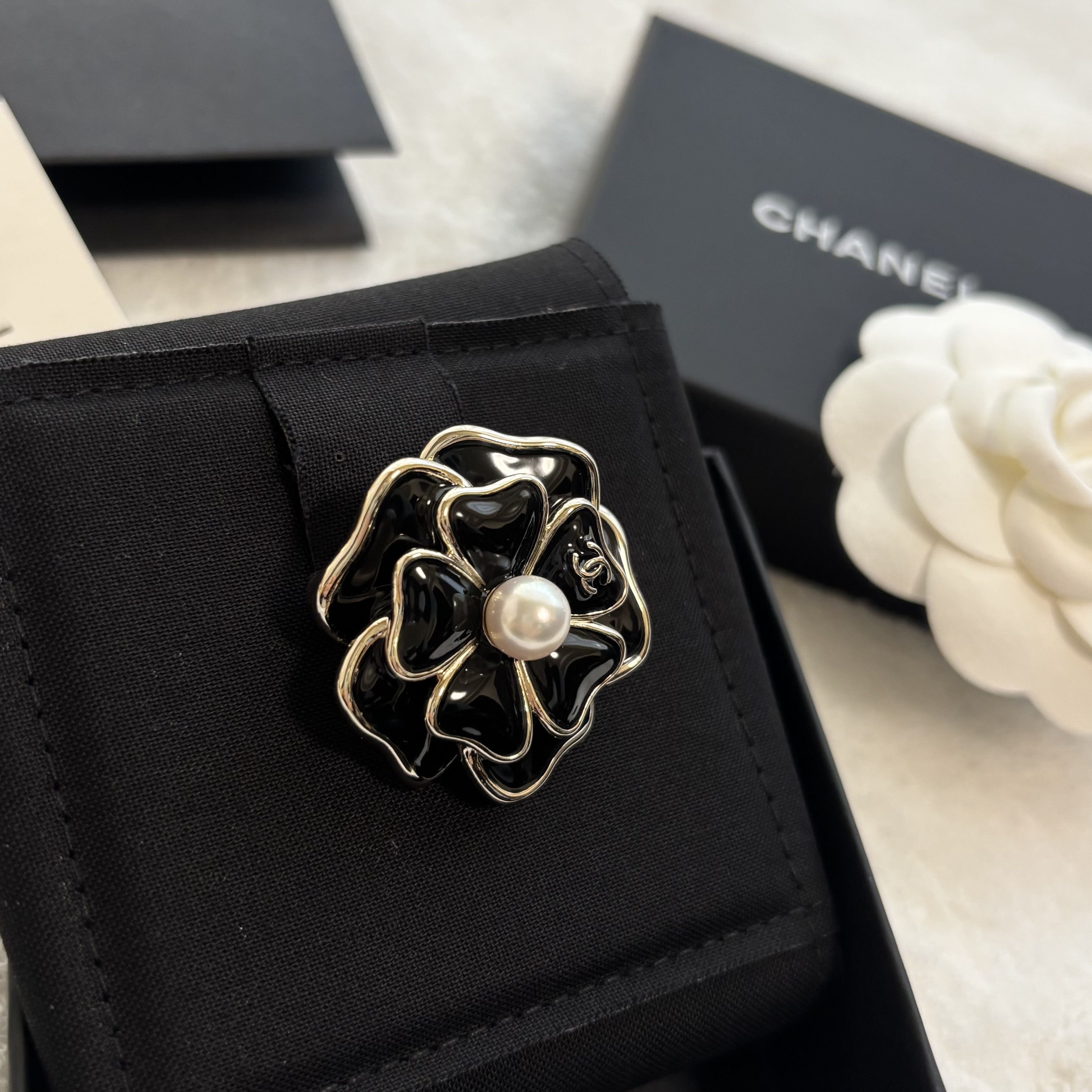 上品なカメリアブローチ【CHANEL】コーデのワンポイントに (CHANEL