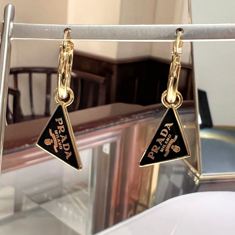 大人気 PRADA プラダ エナメルメタル ピアス トライアングルロゴ