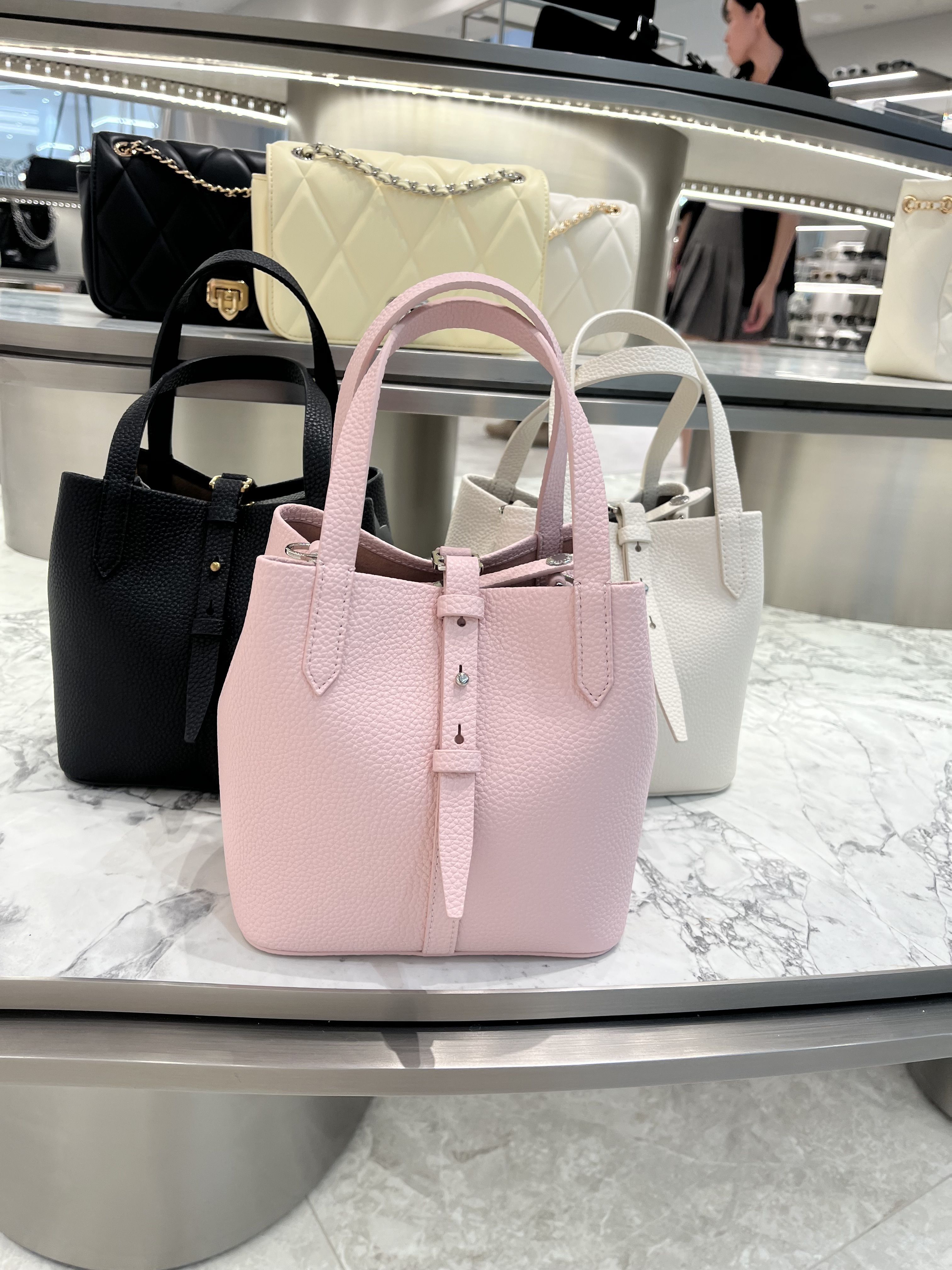 台湾 CHARLES&KEITH Beryl バックル バケットバッグ (Charles&Keith