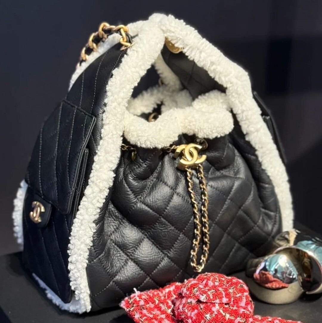 街中で映える逸品♪【CHANEL】 ファー ハンドバッグ ブラック (CHANEL