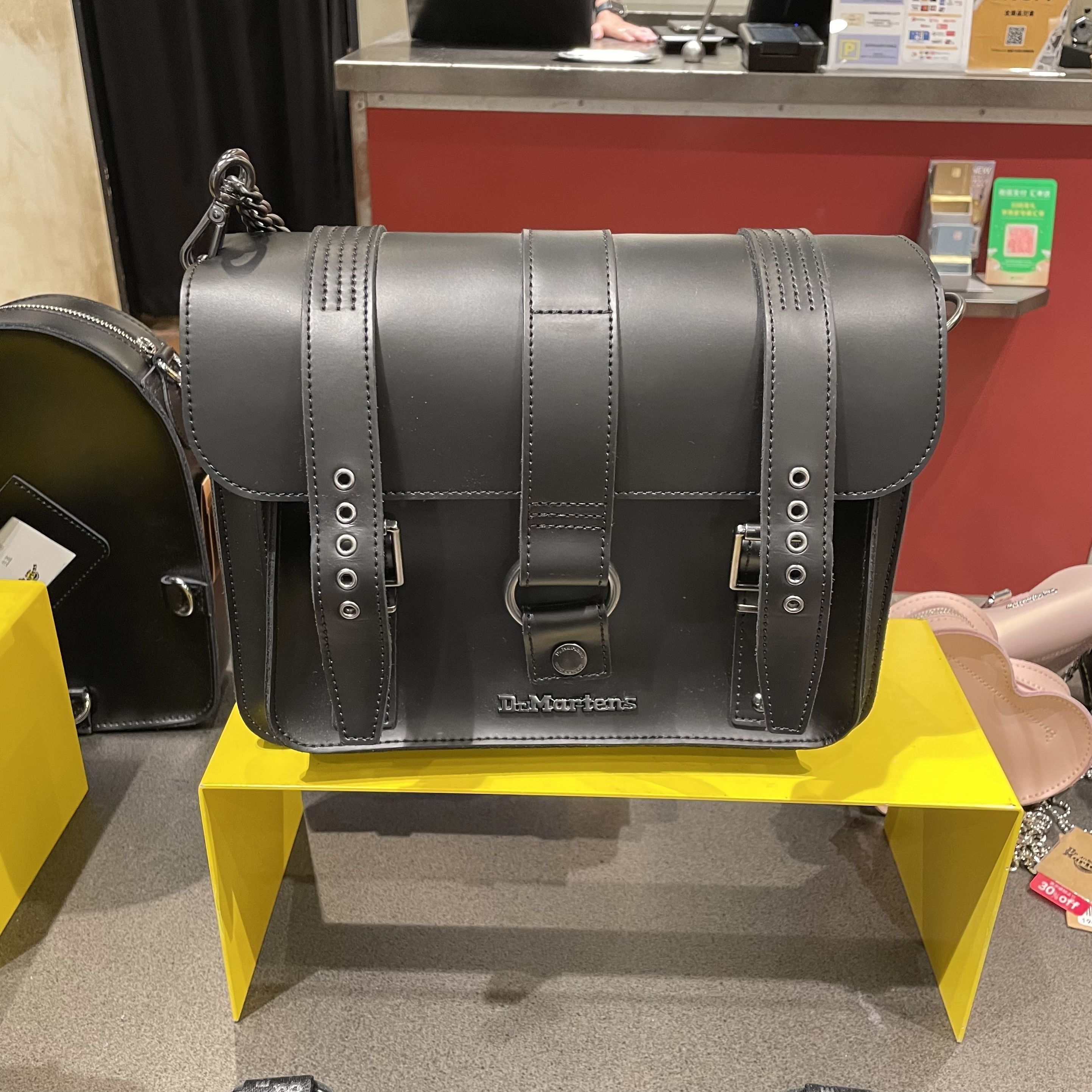 国内送料込 ドクターマーチン11インチ レザー サッチェル バッグ (Dr