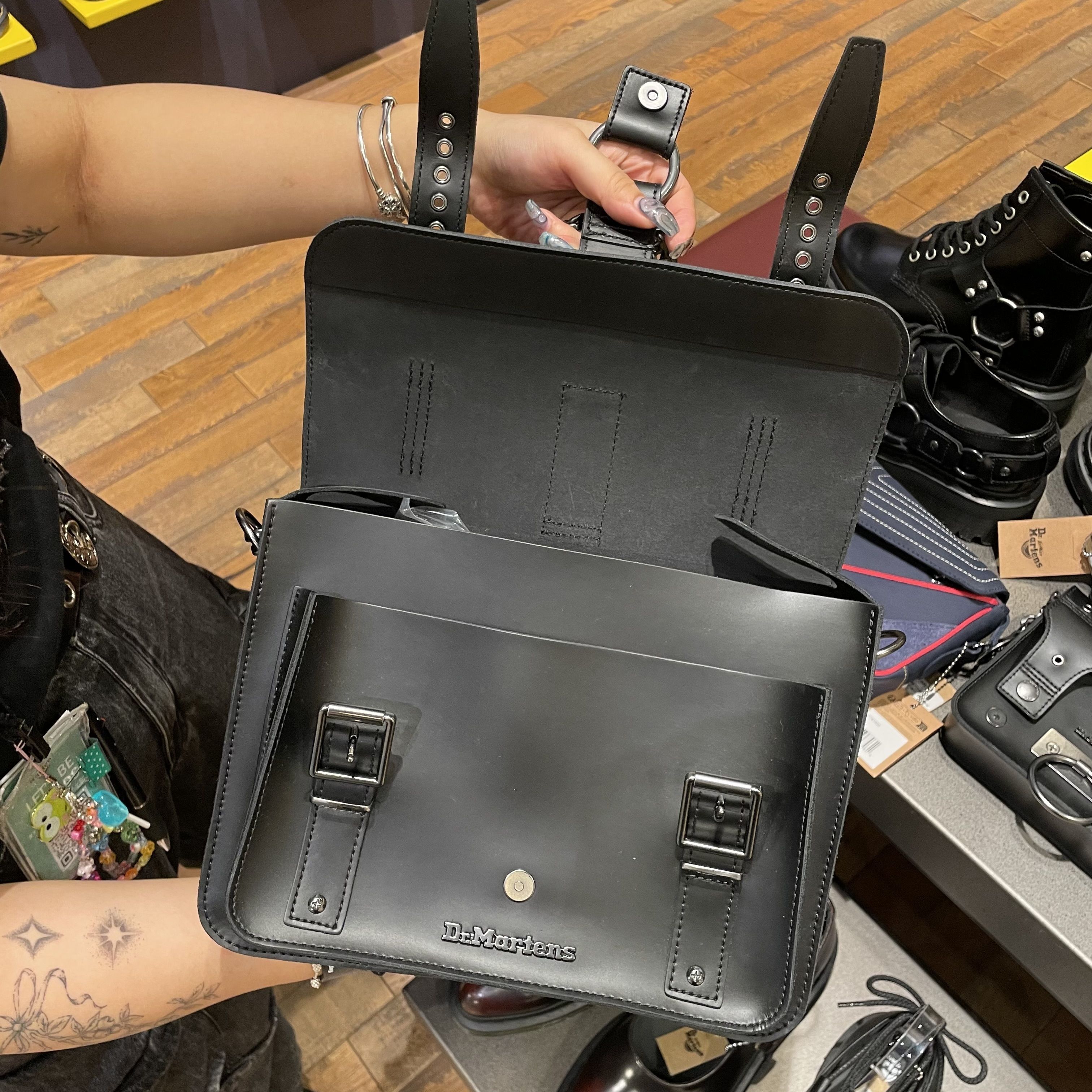 国内送料込 ドクターマーチン11インチ レザー サッチェル バッグ (Dr