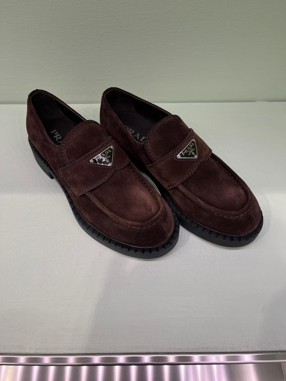 PRADA☆ダークブラウンチョコレートスエードローファー (PRADA/ドレス