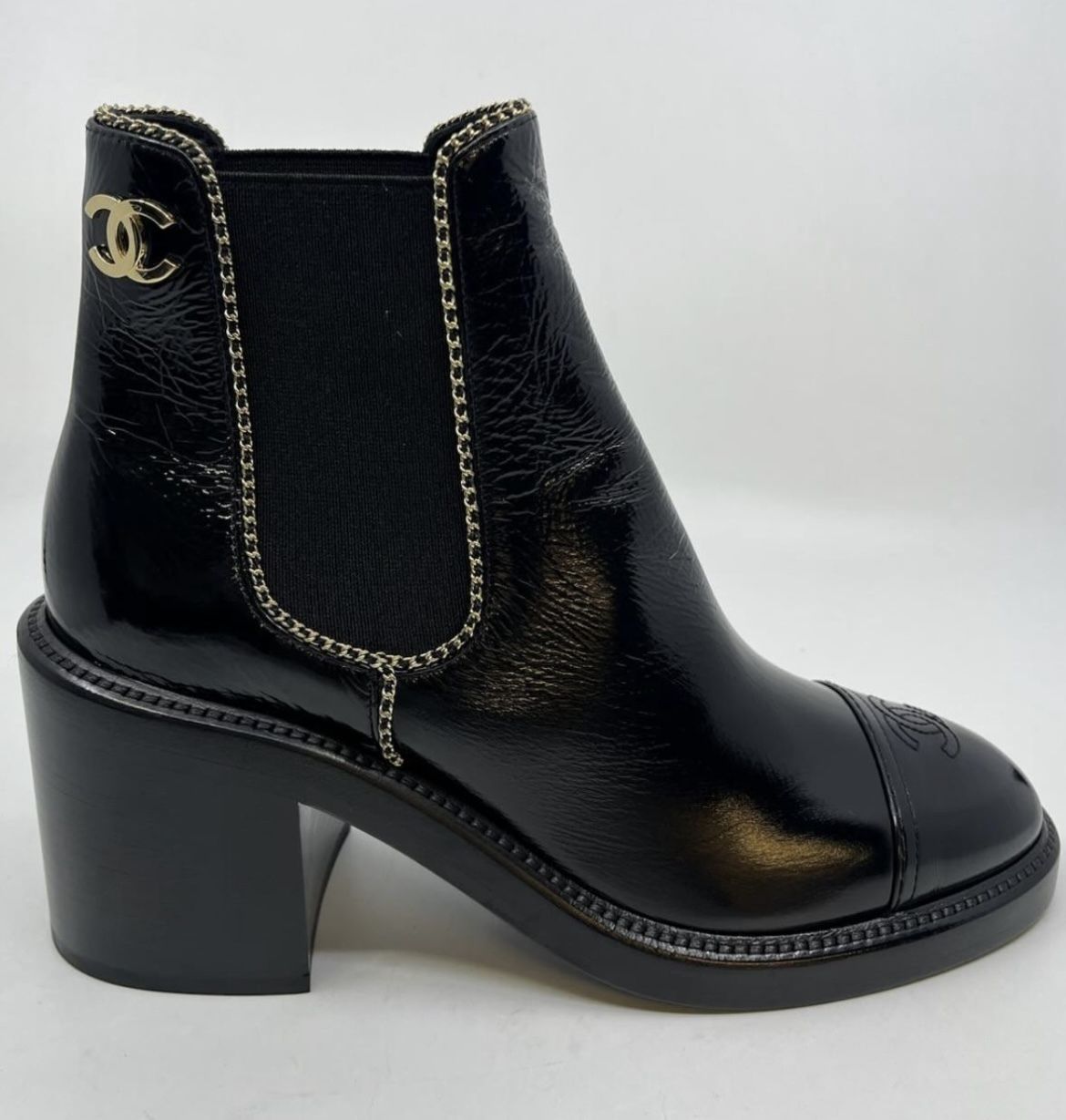 ゴールドチェーンがさりげなくお洒落 CHANEL サイドゴアブーツ (CHANEL