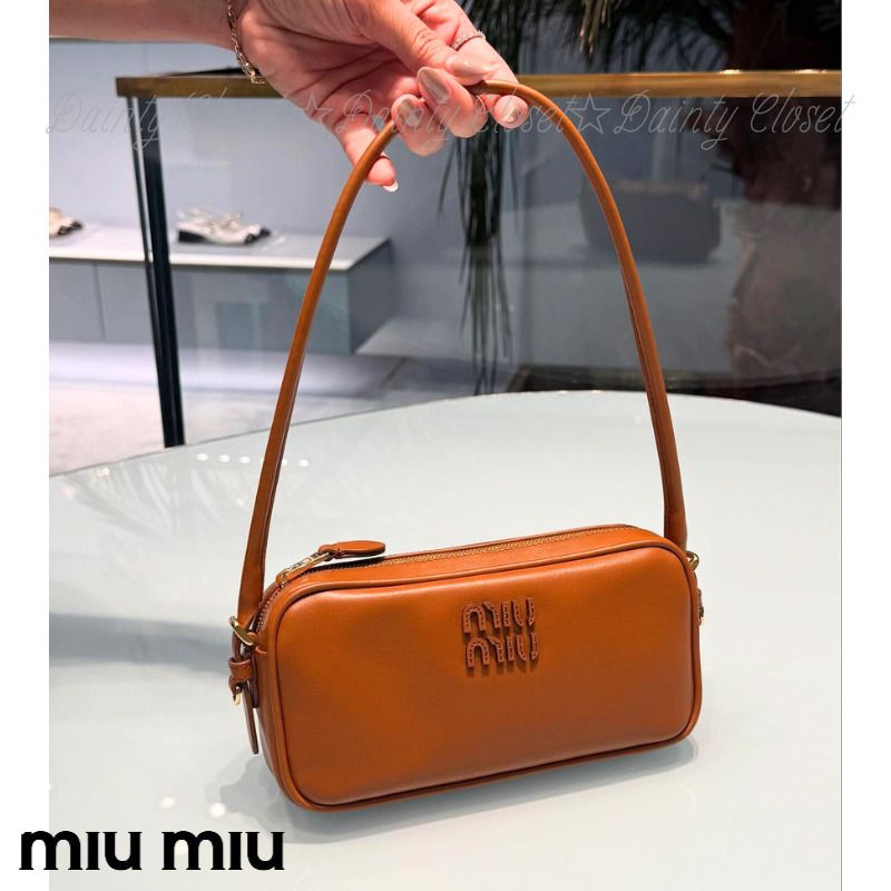 MiuMiu ミュウミュウ レザーポーチ タリングロゴ ファスナー (MiuMiu