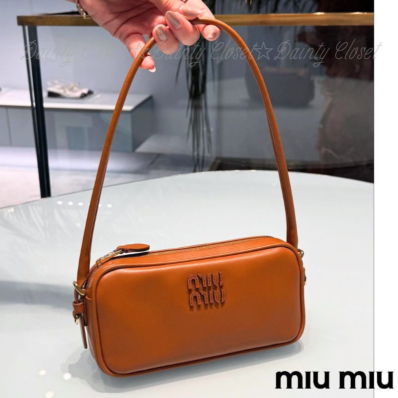 MiuMiu ミュウミュウ レザーポーチ タリングロゴ ファスナー (MiuMiu