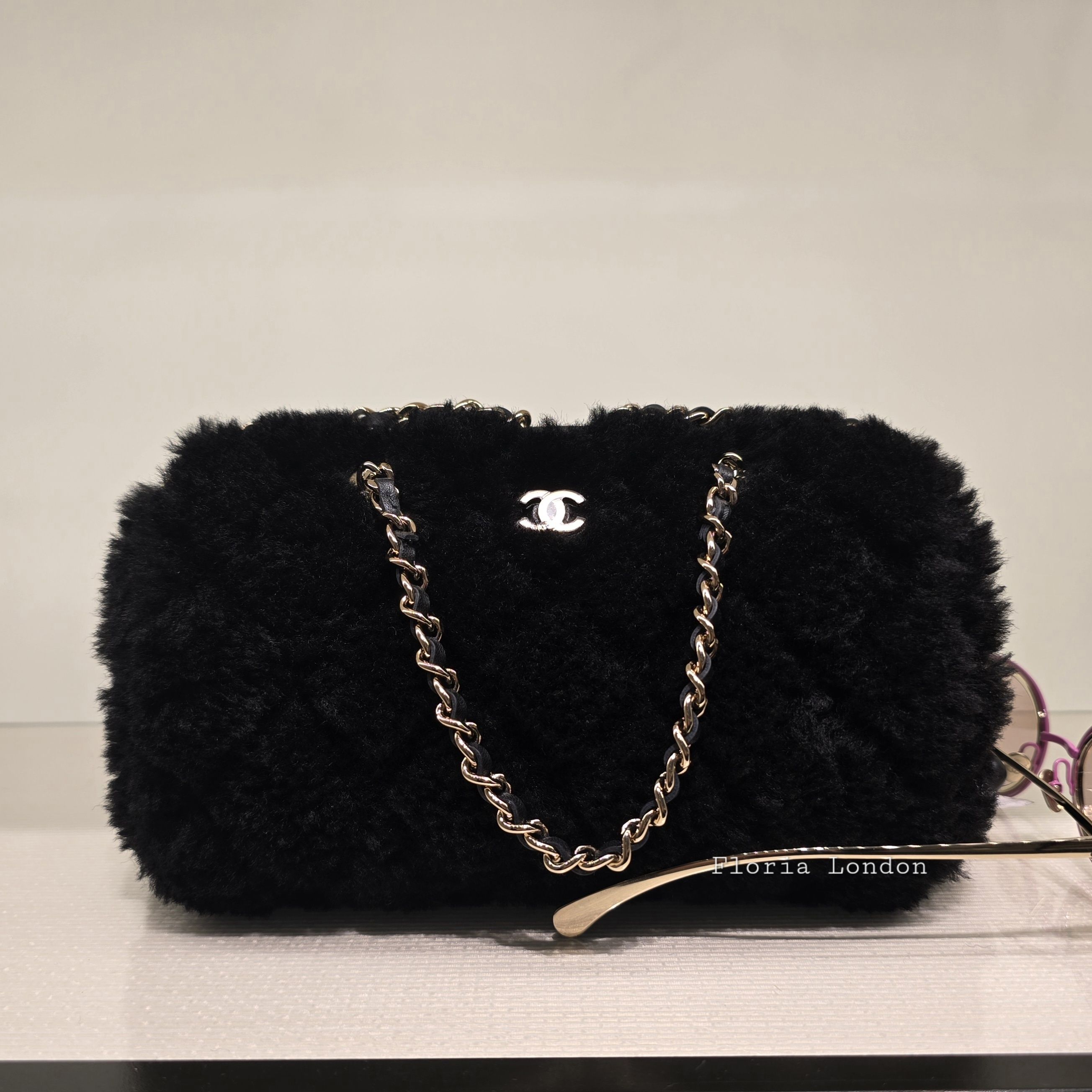 大注目の可愛さ CHANEL モコモコ シアリング ミニボストンバッグ