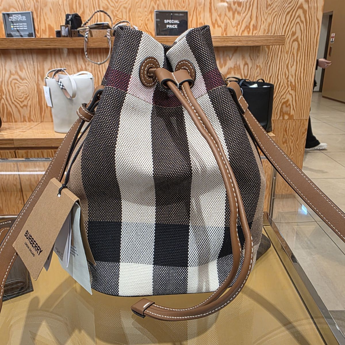 BURBERRY] チェック柄 スモール バケットバッグ (Burberry/ショルダー