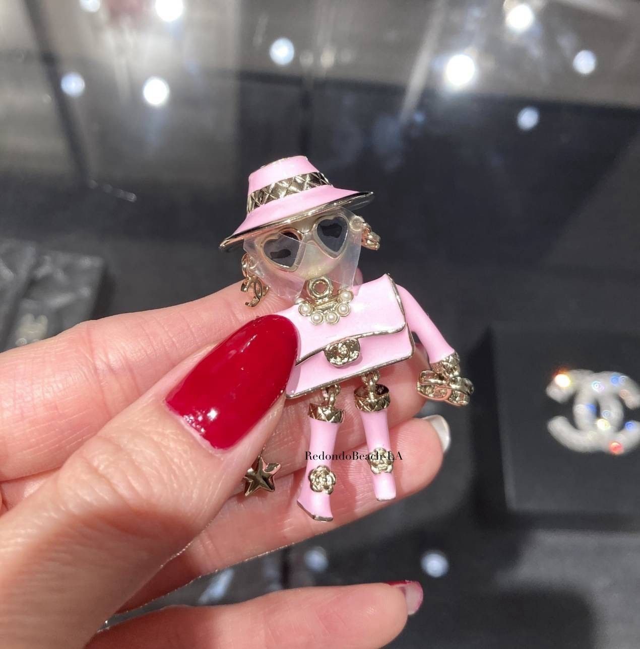 遊び心溢れるシャネルドール】☆CHANEL☆ブローチ☆25B限定 (CHANEL